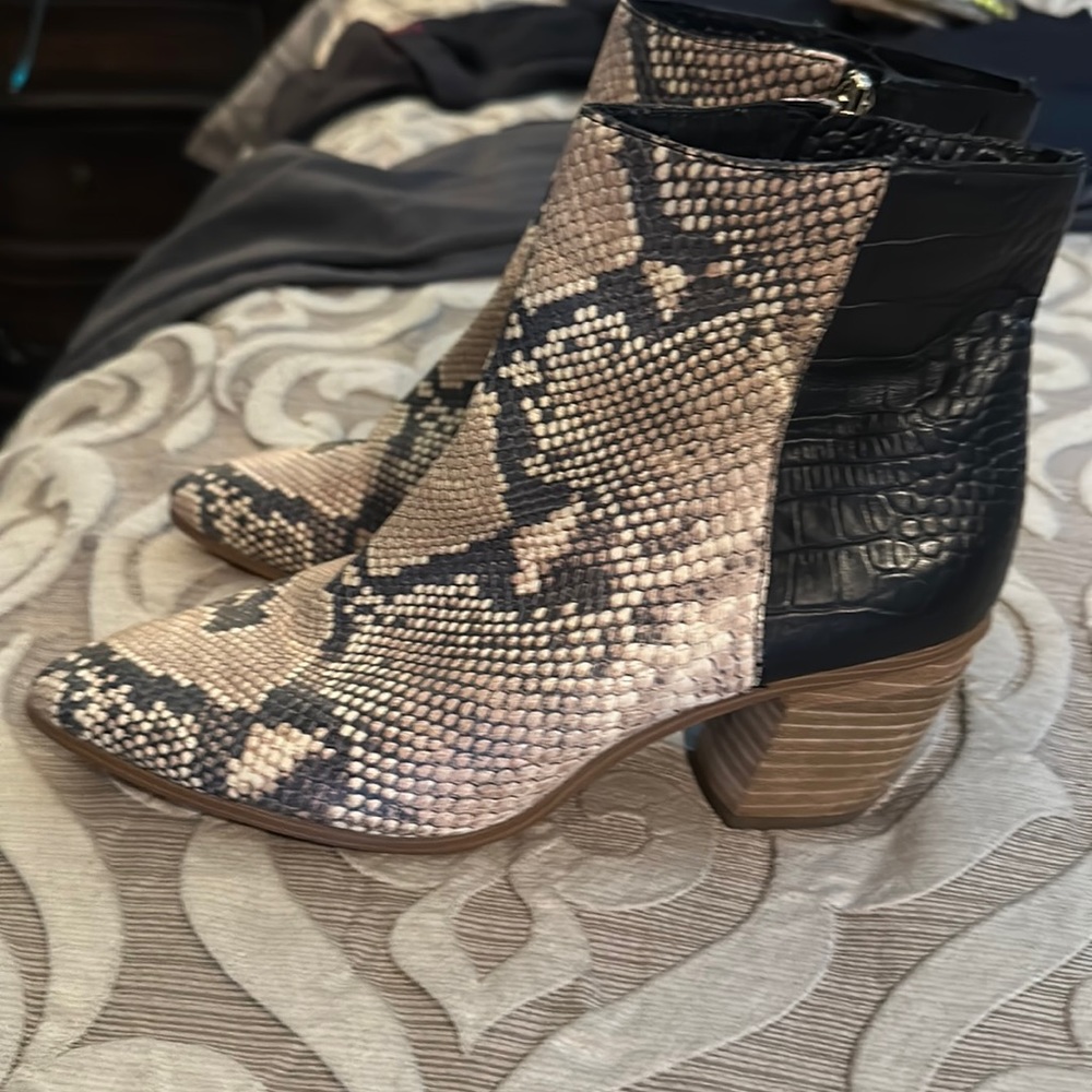 Vince camuto booties 9.5